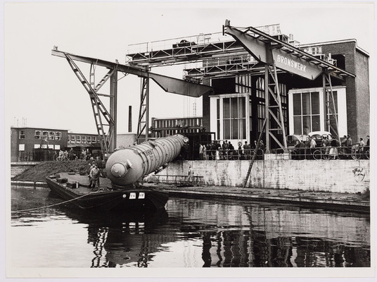 Destillatiekolom kade Bronswerk (foto Leo Breijer)