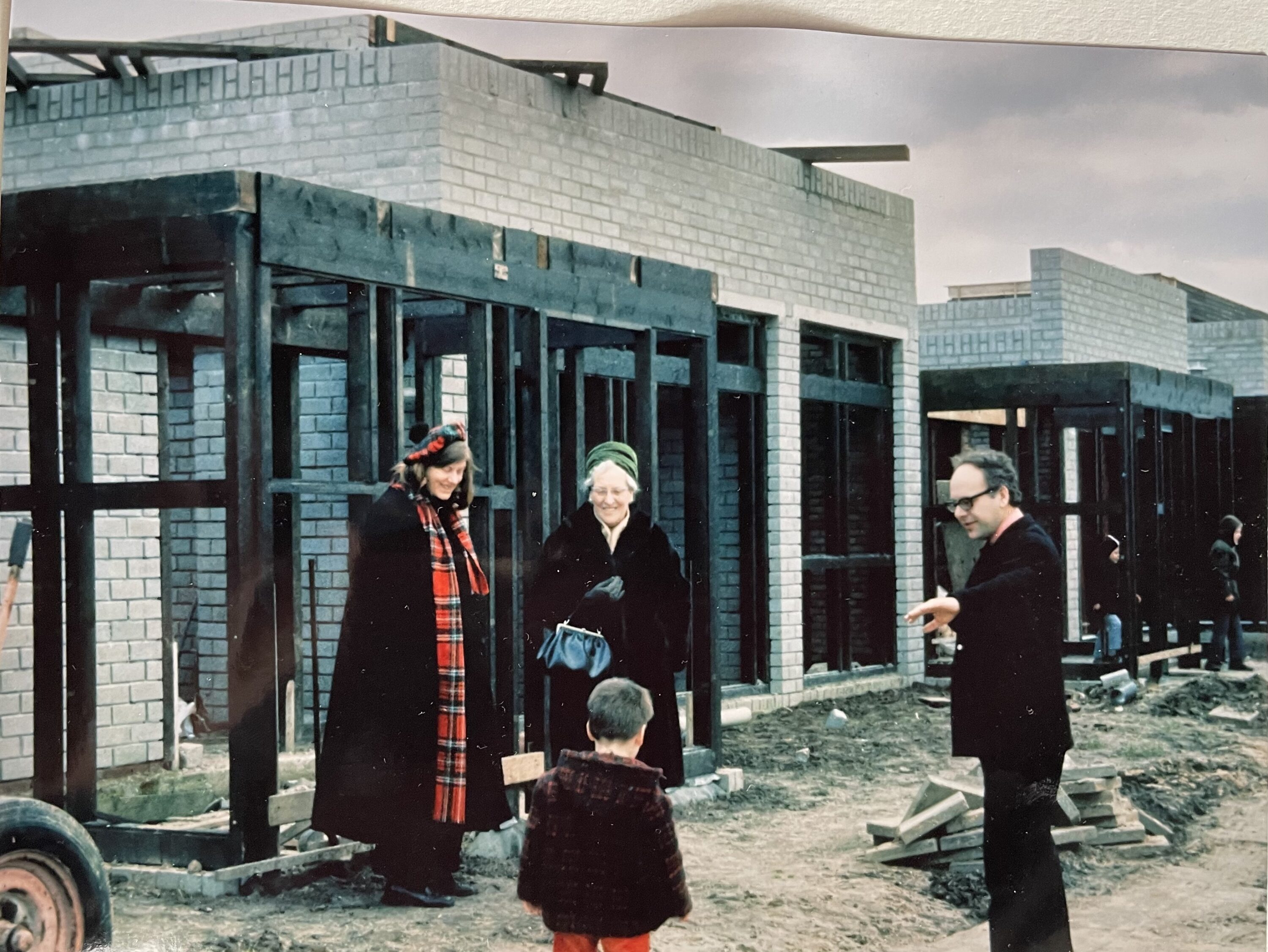 1.1970 ABC-woning_Bohèmepad 7 in aanbouw_vlnr Cis-Oma-Stijn-Leo Heijdenrijk